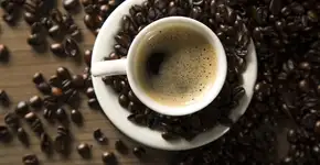 Jovem de 29 anos morre de overdose de cafeína; entenda os riscos