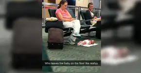Mãe deixa bebê no chão e imagem causa polêmica