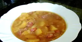 Mais uma receita para o inverno: sopa de mandioca com calabresa