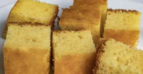 Bolo de milho-verde gelado é perfeito para o café da manhã neste calorão