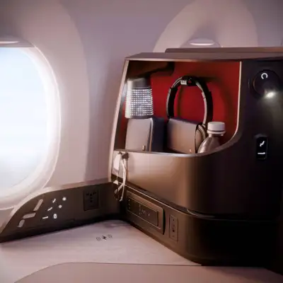 Detalhes dos compartimentos junto aos assentos da suíte Delta One no Airbus A350-1000