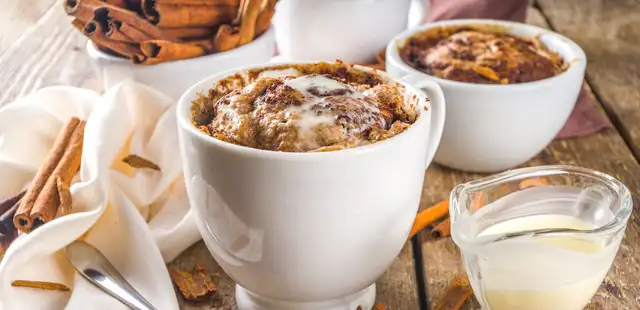 Ninguém resiste a esse bolo de caneca de cappuccino feito no micro-ondas!