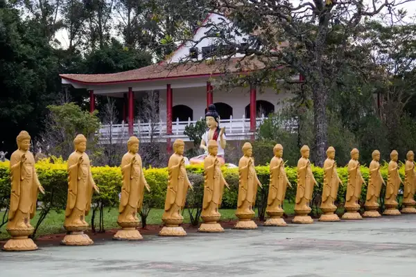Estátuas representando cada reencarnação de Buda na terra