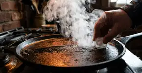 Passar um cubo de gelo sobre a frigideira quente: por que é recomendado antes de grelhar os legumes