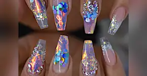 Artista cria unhas com efeito de gelo e fogo que parecem mágicas