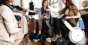 Startup japonesa lança cadeira de rodas inovadora que aumenta mobilidade do usuário