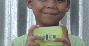 Um pequeno incentivo para crianças lavarem as mãos: brinquedos dentro do sabonete