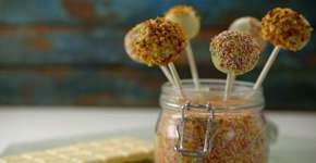 Aprenda a fazer um bolinho no palito com cobertura de chocolate branco