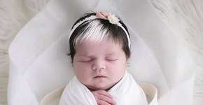 Bebê nasce com mecha branca e faz sucesso nas redes sociais