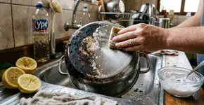 Não jogue fora! Como esfregar o fundo de uma panela queimada para limpá-la usando itens domésticos