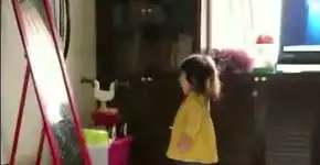 Menina muito fofa é derrubada por próprio espirro; veja vídeo