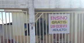 Aposentada cria sala de aula em casa para alfabetizar adultos