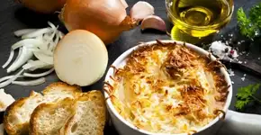 Sopa de cebola gratinada ultracremosa