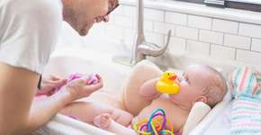 ‘Corpos diferentes’: mãe não permite que pai dê banho nas filhas