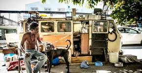 Ensaio traz imagens e histórias de moradores de rua e seus cães