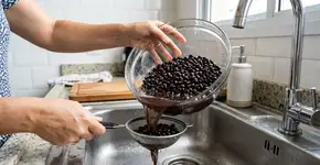 Jogar fora a primeira água do feijão antes de cozinha-lo: para que serve e por que é recomendado