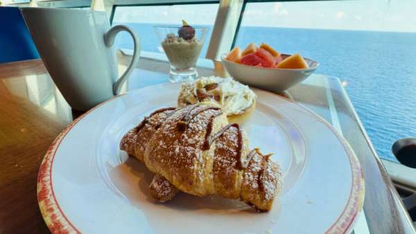 Além do croissant, muitas frutas e café com leite de amêndoas