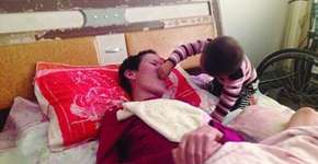 Mãe paralítica é alimentada por comida mastigada pelo filho de 2 anos