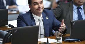 Há fortes indícios de lavagem de dinheiro por Flávio Bolsonaro, diz MP