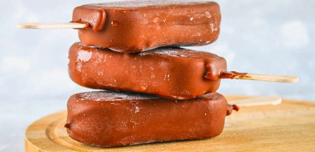 Picolé de caqui leva apenas 2 ingredientes e é saudável para este calorão