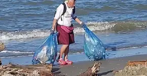 Aos 85 anos, vovô percorre quilômetros recolhendo lixo das praias