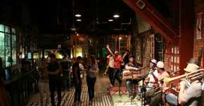 Toda quinta tem baile de gafieira no Magnólia Villa Bar