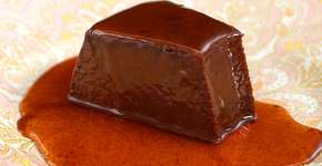Pudim de chocolate fácil com calda de caramelo