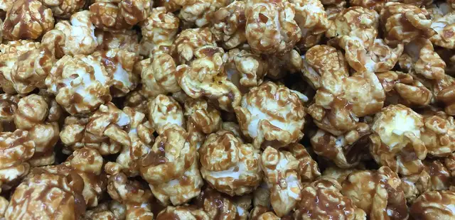 Pipoca doce com chocolate em pó; veja a receita