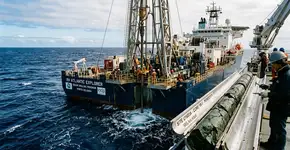 Cientistas perfuram a Dorsal Médio-Atlântica e extraem o núcleo do manto mais profundo já obtido, a 4.160 pés