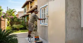 A tinta emborrachada caseira é a solução ideal para áreas externas expostas ao sol e à chuva; ela não mofa e não causa infiltrações