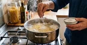 Salgar a água do macarrão antes de ferver: para que serve e por que é recomendado