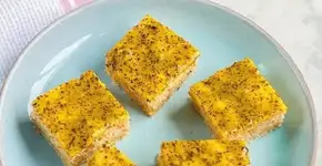 Aprenda a fazer bolo de mandioca com calda de maracujá