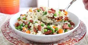 Veja como fazer arroz de calabresa rápido e fácil