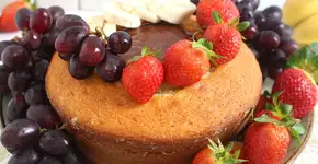 Bolo fondue de chocolate para mergulhar as frutas e se lambuzar