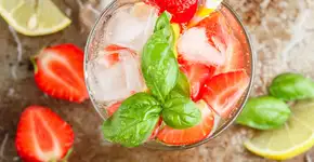 Faça uma deliciosa vitamina de morango com manjericão