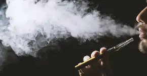 Cigarro eletrônico aumenta risco de problemas nos dentes e gengiva