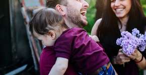 Casais são mais felizes quando o pai é participativo, diz estudo