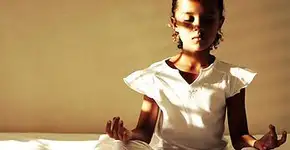 Para combater violência, ONG ensina yoga e meditação à crianças