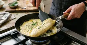 Os franceses concordam: “Para deixar o omelete mais macio e com sabor equilibrado, o segredo é adicionar uma colher de creme de leite antes de bater os ovos.”