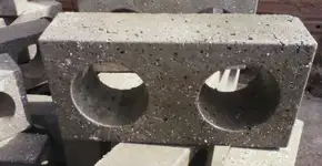 ONG transforma plástico triturado em tijolo no interior paulista