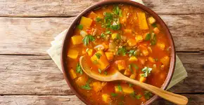Caldo detox de cenoura e tomate: leve e nutritivo