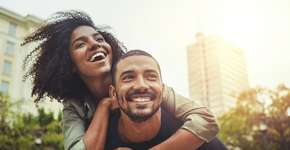 Estudo indica idade em que as pessoas são mais felizes