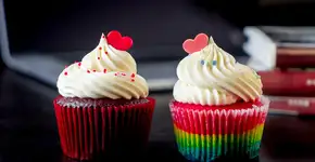 Cupcake com massa colorida de arco-íris para celebrar o Mês do Orgulho LGBT