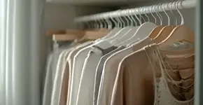 Se você não tem um lugar para guardar suas roupas, use ”abraçadeiras” para organizá-las facilmente.