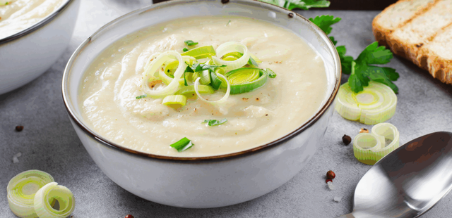 Esta sopa de batata com alho-poró vai aquecer o seu coração