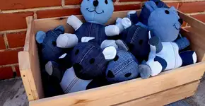 Artesãs criam peças de decoração com jeans reciclado