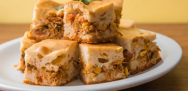 Torta de frango de liquidificador deliciosa e rápida de fazer