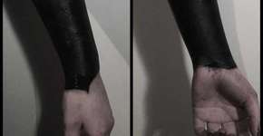 Tatuadora cobre o corpo de preto e acaba sendo acusada de racismo