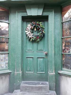 Detalhe da decoração de Natal na The Wizarding World of Harry Potter 