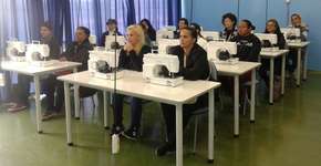 Projeto capacita moradores da periferia de SP em corte e costura